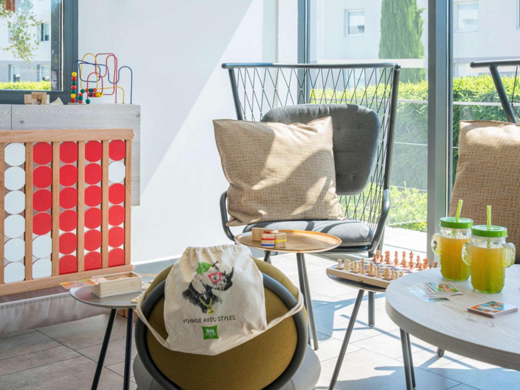 Ibis Styles Pertuis Portes Du Luberon Exterior photo